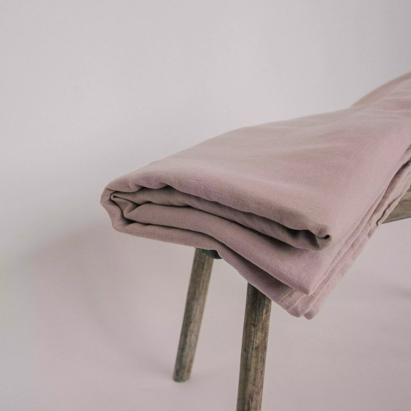 Discover Premium Linen Bedding Set 200x200 in Rose Quartz 8