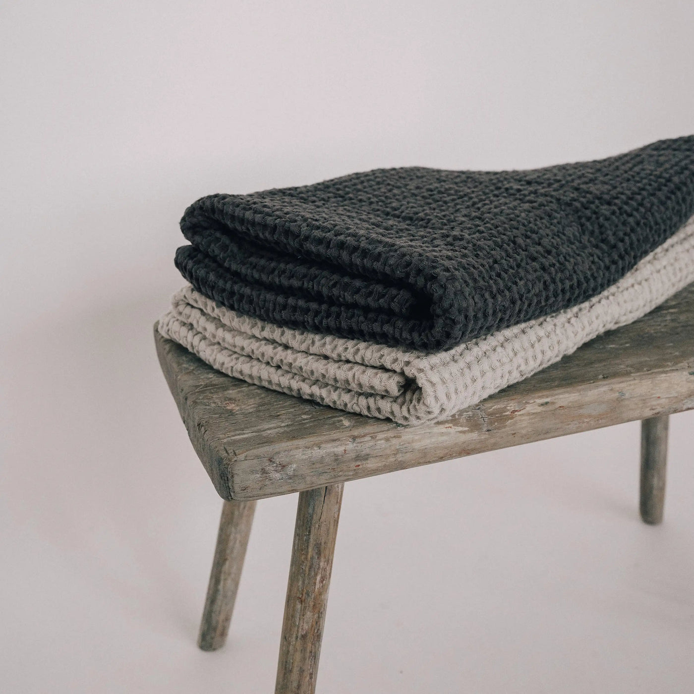 Discover Linen & Cotton Waffle Bath Towel Set in Graphite and Beige 6