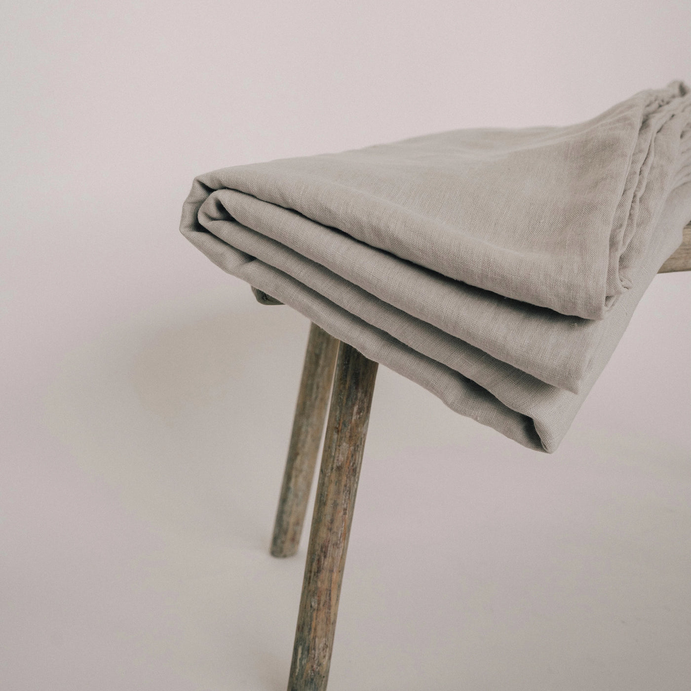 Acquista online il lenzuolo matrimoniale in lino Premium di colore grigio presso Tintory Story 6