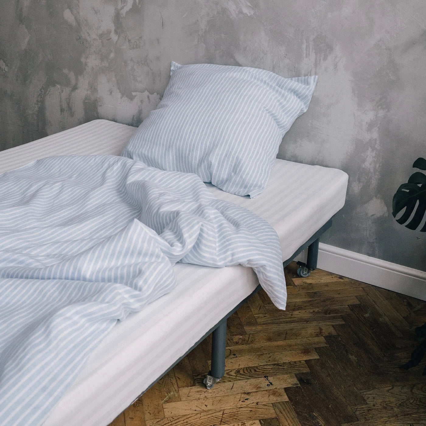 Acquista il set di biancheria da letto in puro lino 135x200 in blu con strisce bianche 3